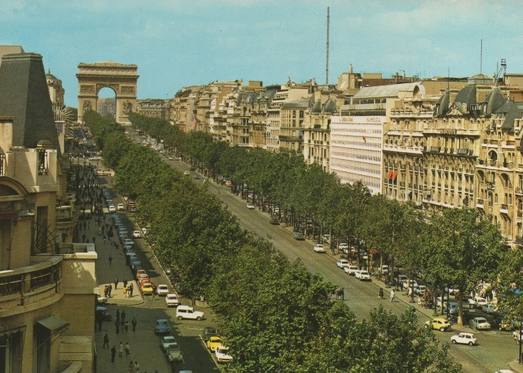 Carte postale ancienne : l'avenue des Champs-Élysées vue d'en haut, jusqu'à l'Arc de Triomphe
