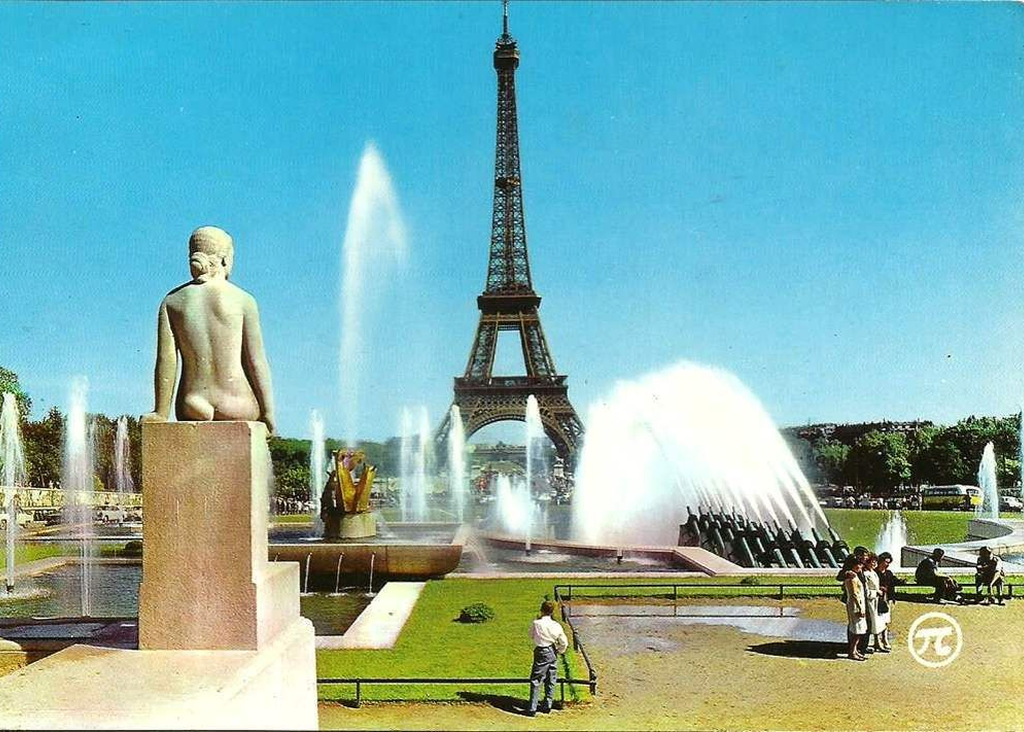 Carte postale ancienne : les fontaines des jardins du Trocadéro face à la tour Eiffel