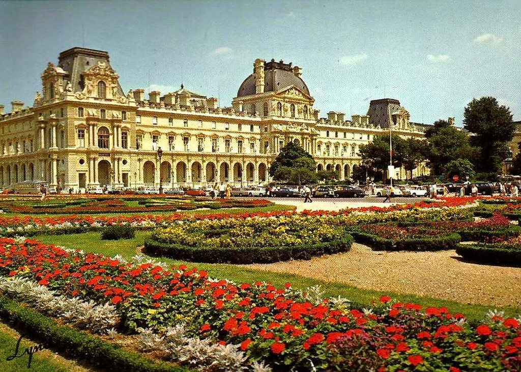 Carte postale ancienne : le palais du Louvre et les parterres fleuris du jardin des Tuileries