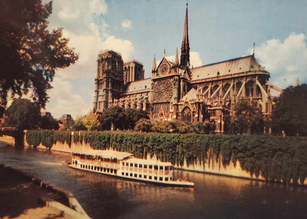 Carte postale ancienne : Notre-Dame de Paris vue depuis la Seine, un bateau-mouche au premier plan