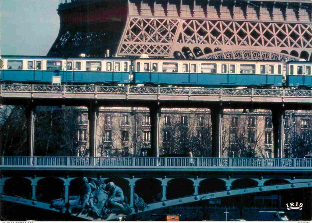 Carte postale ancienne : une rame de métro traverse le pont de Bir-Hakeim, au pied de la tour Eiffel