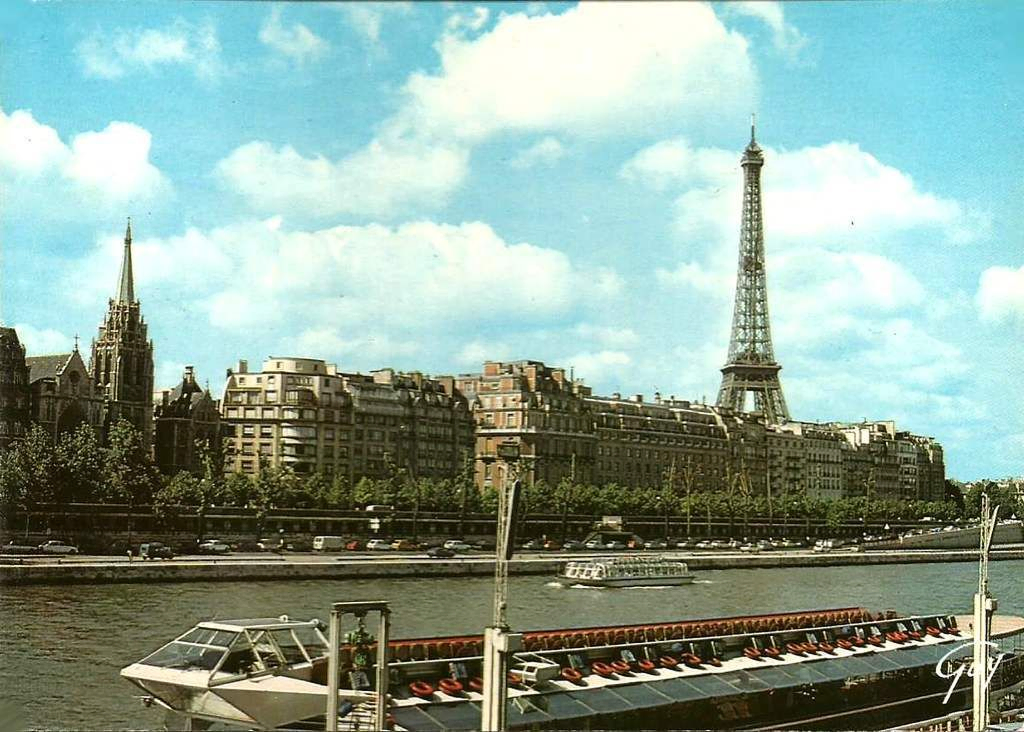 Carte postale ancienne : un bateau-mouche sur la Seine, les immeubles du quai et la tour Eiffel